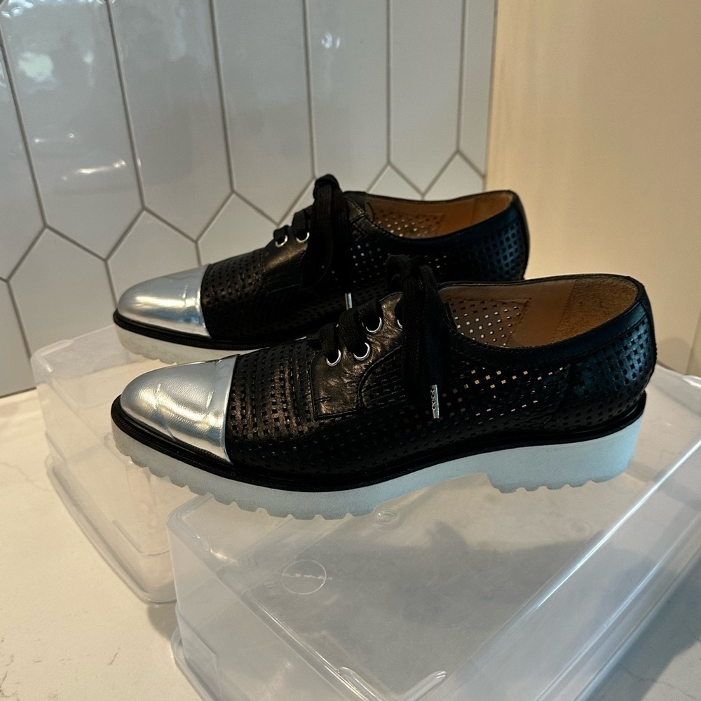 Musette Laced perforated Leather shoes with silver tips Size 38 (71/2)